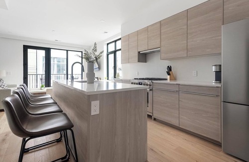 Mount Vernon Square Apartment | Landing | Stylish 2BD in Logan Circle