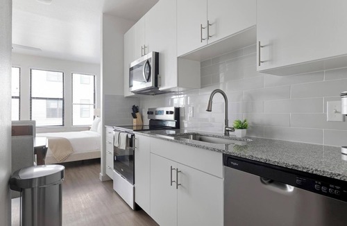 Sweetbriar Apartment | Landing | Stylish Studio, Gym, Pool