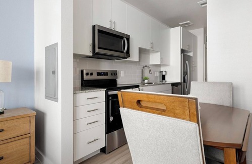 Sweetbriar Apartment | Landing | Stylish Studio, Gym, Pool