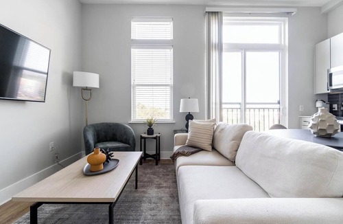 Downtown Apartment | Landing | Stylish Studio, Pool, Gym