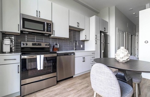 Downtown Apartment | Landing | Stylish Studio, Pool, Gym