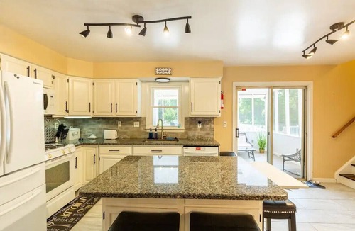 Bowie Bed & Breakfast | Large 5 BR 9 Beds Near DC/Pool/Hot Tub/Gym/Game Rm/Fire Pit