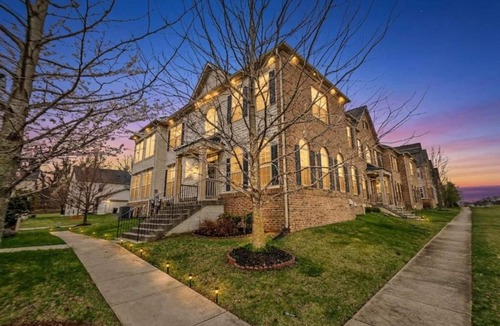 Bowie House | Large 7 bedroom sleeps 22 With Parking Near DC