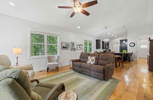 Hendersonville House | Large, Chef's Kitchen! Walk to Downtown, Breweries & the new Ecusta Trail