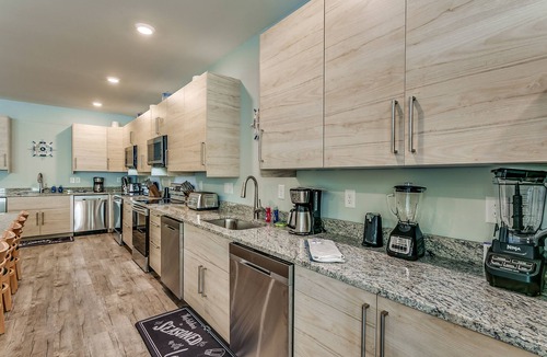 North Myrtle Beach House | LARGE HOME w HUGE KITCHEN sleeps 50+huge pool+cinema+game room 1min to the SAND