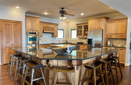 Shady Bay House | Large Lakehouse. Sleeps 17. Dock. Paddleboard. Flat Lot. Kayaks. Big Lake Views.