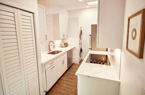 Keolu Hills House | Large Private Studio - Brand New with Kitchen and Laundry