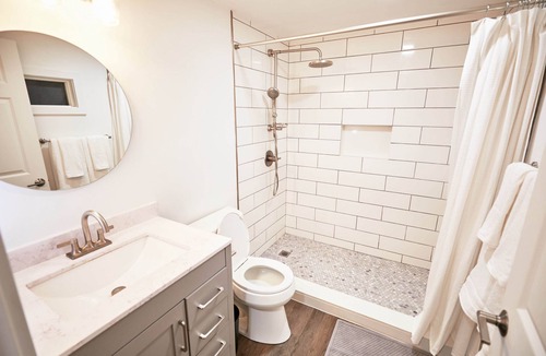 Keolu Hills House | Large Private Studio - Brand New with Kitchen and Laundry