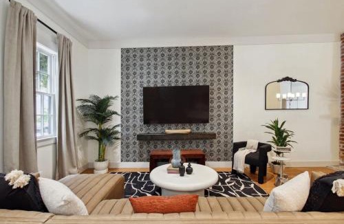 Old West Broad Neighborhood House | Large Townhome Combo Forsyth Park