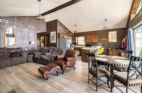Shorterville House | LaRue's Private Lakeside Cottage