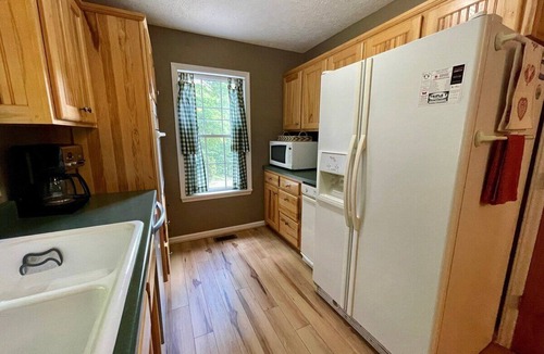 Peak Creek House | Laurel Winds - Riverfront, WIFI, Gas Fireplace, Firepit, Covered Porch, Dog Friendly