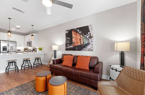 Fort Worth Apartment | Lavish King Bed | Pool+Gym+Stockyards+Free Parking