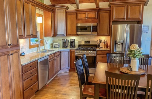 Blowing Rock House | Legacy View Lodge-Amazing View, 2 Kitchens, Near Parkway, Fire Pit, & Hot Tub