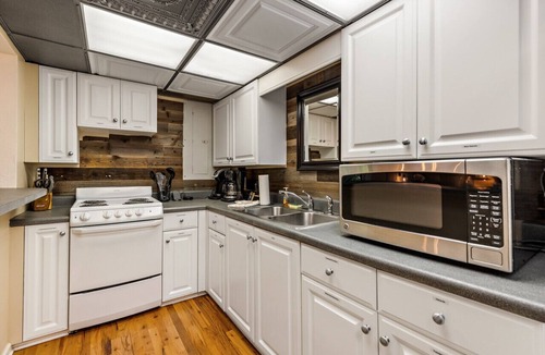 Blowing Rock House | Legacy View Lodge-Amazing View, 2 Kitchens, Near Parkway, Fire Pit, & Hot Tub