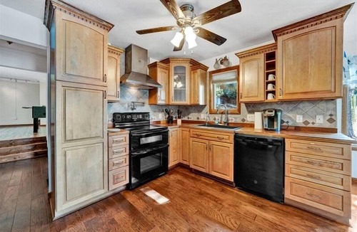 Huddleston House | LITERALLY step from the house, onto the deck, onto the dock! PET FRIENDLY! Come Visit "Hope's Retre