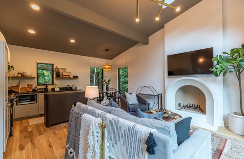 Banner Elk House | Little Bear Escape: Luxe Custom Tiny House | Hot Tub | Between Boone & Banner Elk | Dogs OK!