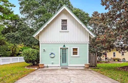 Manteo Cottage | Little Lifeboat Manteo Cottage