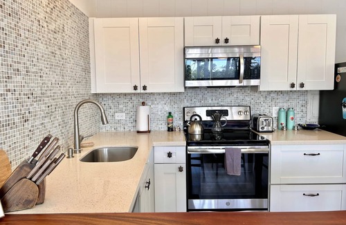 Kuau Apartment | Locally-owned, eco-friendly condo on Road to Hāna. 2-min walk to beach & seafood