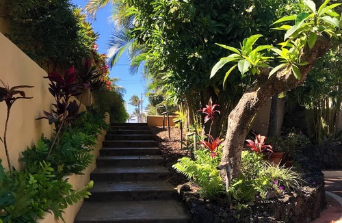 Kuau Apartment | Locally-owned, eco-friendly condo on Road to Hāna. 2-min walk to beach & seafood