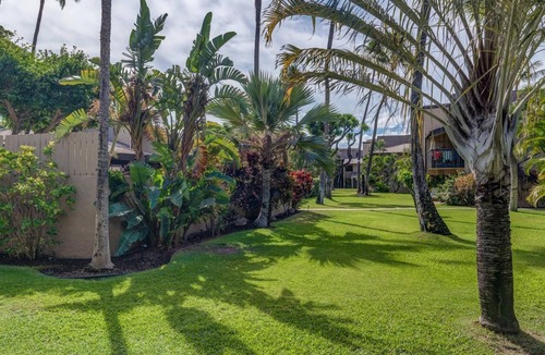 Kihei Condo | Locally owned & operated! Stay steps away from beach, shops, cafes & restaurants