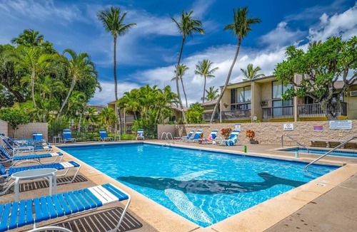 Kihei Condo | Locally owned & operated! Stay steps away from beach, shops, cafes & restaurants