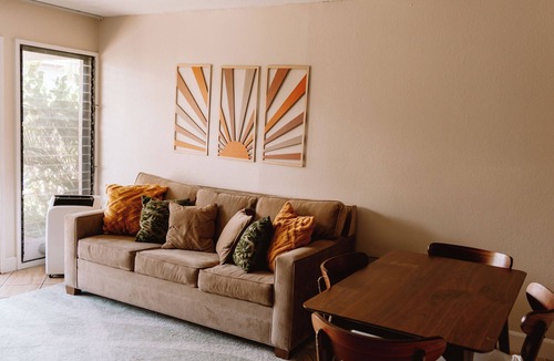 Kihei Condo | Locally owned & operated! Stay steps away from beach, shops, cafes & restaurants
