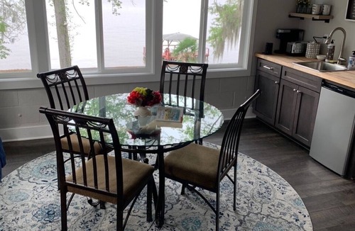 Cobb Cottage | Location! Location! Location! 6 Beds Gorgeous Lake View. Minutes from Everything