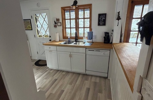 Burnsville Ski Chalet | Location! Location! Near food, coffee, breweries! Entire Cabin in Burnsville,NC