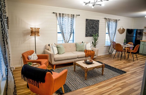 Paris Cottage | Location! Quant, Cozy & Stylish 2 Br/2Ba