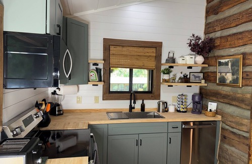 Dobson Cabin | Log Cabin near NC Wine Trail & Public Fishing - Pet Friendly