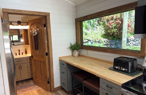 Dobson Cabin | Log Cabin near NC Wine Trail & Public Fishing - Pet Friendly