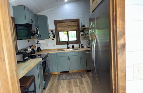 Dobson Cabin | Log Cabin near NC Wine Trail & Public Fishing - Pet Friendly