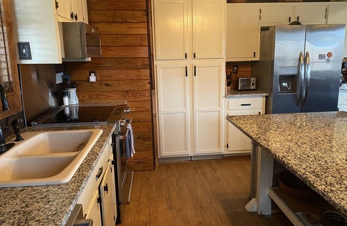 Eatonton Cabin | Log Cabin on 5 acre pond - fishing and wildlife paradise!