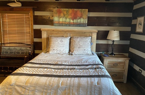 Eatonton Cabin | Log Cabin on 5 acre pond - fishing and wildlife paradise!