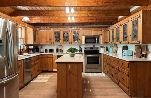 Weaverville House | Log Cabin, Theater, Arcade & Sauna | Beaver Cabin