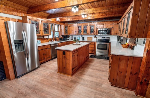 Weaverville House | Log Cabin, Theater, Arcade & Sauna | Beaver Cabin
