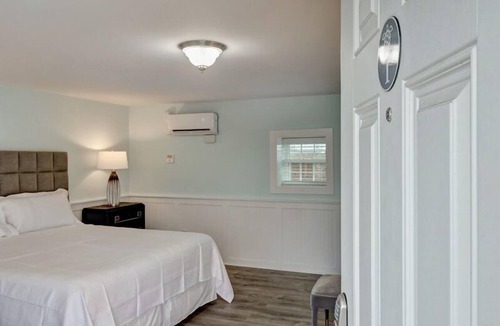 Surf City Hotel | Loggerhead Inn & Suites - King Room in hotel in Surf City, North Carolina