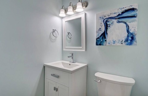 Surf City Hotel | Loggerhead Inn & Suites - King Room in hotel in Surf City, North Carolina