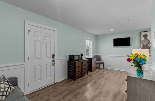 Surf City Hotel | Loggerhead Inn & Suites - King Room in hotel in Surf City, North Carolina