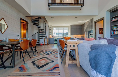 Spicewood House | Lola's Lakefront: 3-Bed Treehouse with Porch, Fire Pit & Year-Round Fun