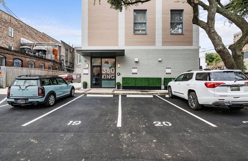 Harleston Village Apartment | Lola Suite at 360 King