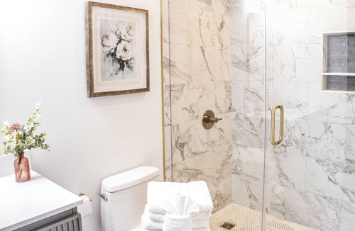 Harleston Village Apartment | Lola Suite at 360 King
