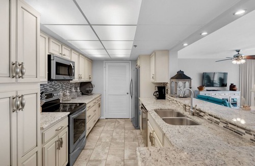 Long Beach Condo | LONG BEACH 2 BEDROOM CONDO WITH 2 SEASONAL BEACH CHAIRS WITH UMBRELLA