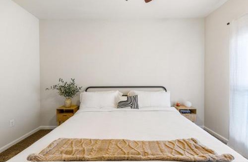 West Oak Hill Apartment | Long Stays Welcome, Pool, Free Parking, and Balcony