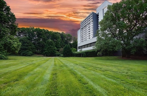 Executive Park Hotel | Look No Further! Stay Close to Mallard Creek Greenway! Parking, Pets Allowed