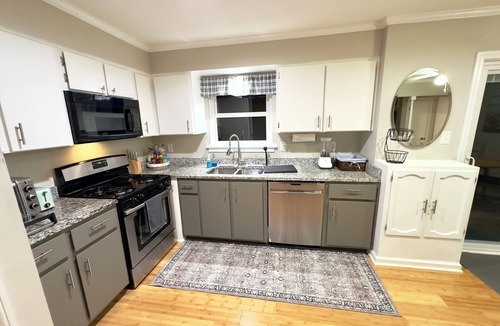 Savannah House | Lovely 2-bedroom house with AC in charming Southside Savannah