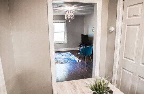 Enderly Park House | Lovely 2BR - 7 min from uptown & 5 min from the airport
