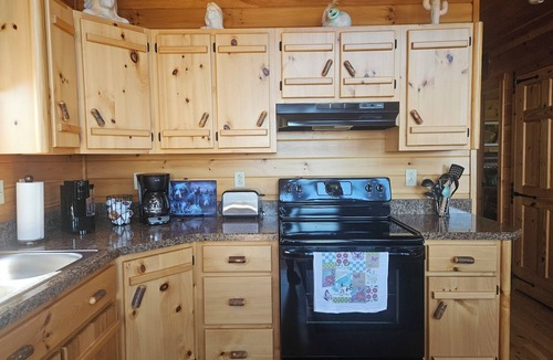 Schellsburg Cabin | Lovely and rustic 3-bedroom cabin in Cairnbrook for a relaxing getaway