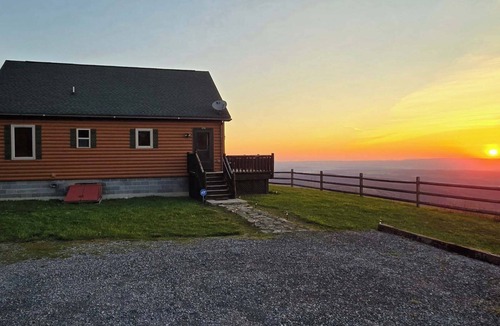 Schellsburg Cabin | Lovely and rustic 3-bedroom cabin in Cairnbrook for a relaxing getaway
