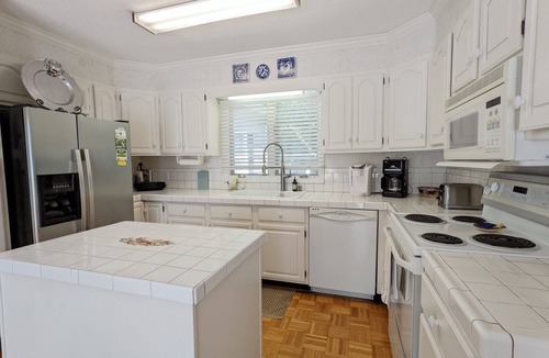North Litchfield Beach House | Lovely beach home in N Litchfield on Flagg Lake.